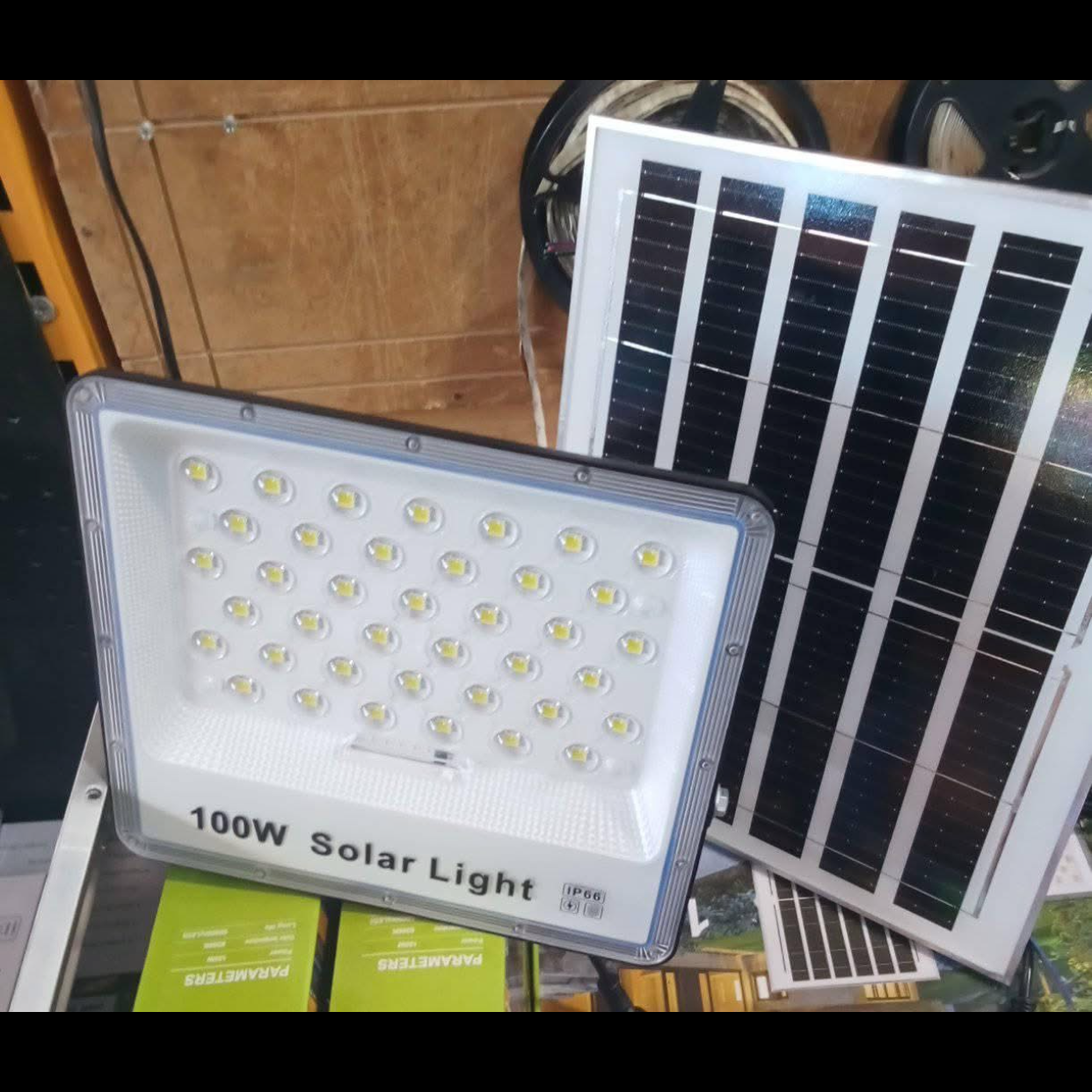 Projecteur LED Solaire Haute Puissance 100W - Étanche IP66 avec Télécommande